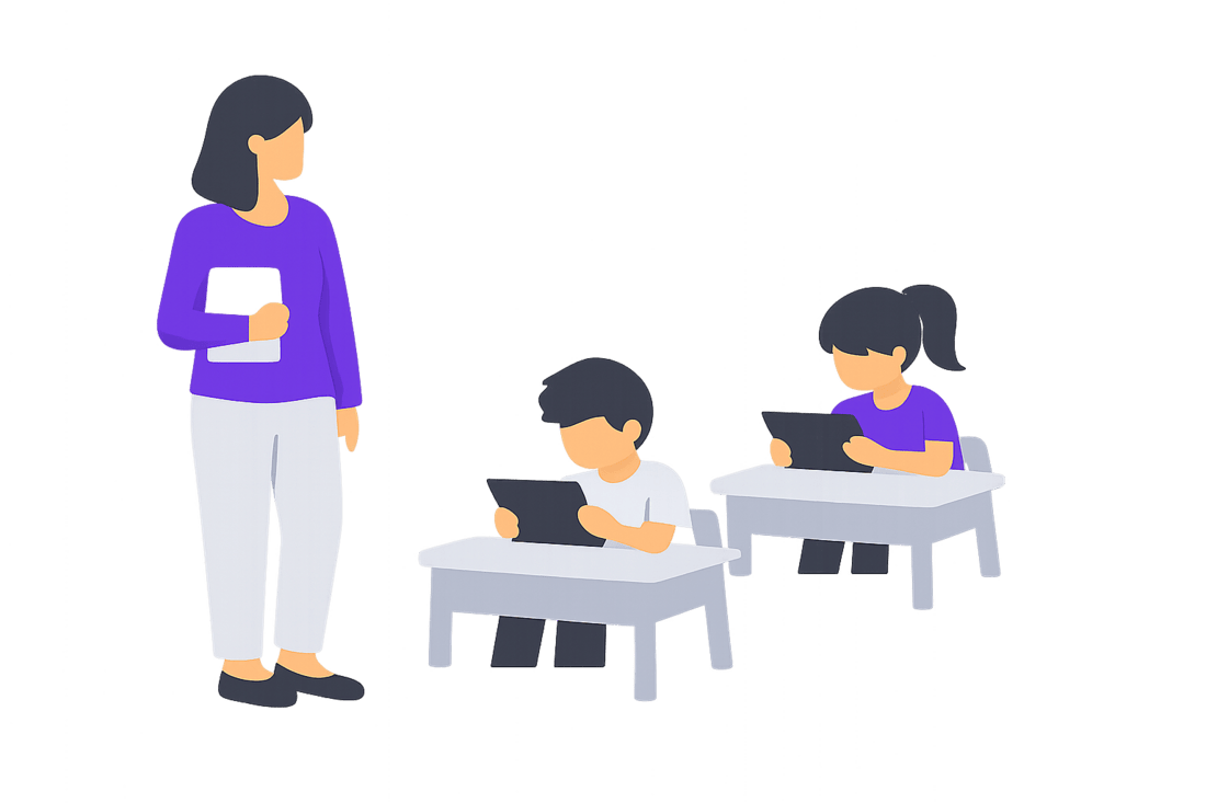 Lehrkraft beobachtet zwei Kinder, die konzentriert an Tablets arbeiten