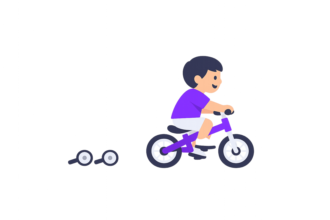 Kind fährt selbstständig Fahrrad, die abmontierten Stützräder liegen dahinter